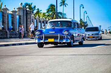 Vlies Fototapete Alte Autos Fahrender Oldtimer auf der Promenade in Kavanna Kuba