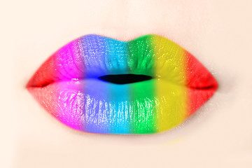 Fototapeta premium Bouche féminine, maquillage arc en ciel gay pride, symbole fierté LGBT