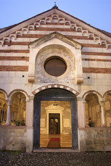 Fototapeta na wymiar Verona - Portal i atrium z kościoła Świętej Trójcy
