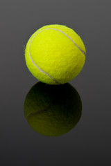 palla da tennis gialla su sfondo nero