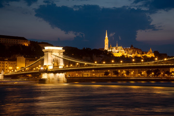 Fototapeta na wymiar Nocny widok na Most Łańcuchowy i części Budy