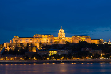 Fototapeta na wymiar Nocny widok z Zamku Królewskiego i Dunaju, Budapeszt