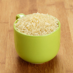 Ungekochter Reis in Tasse