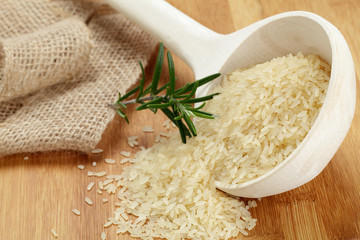 Ungekochter Reis in Holzkelle