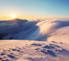 Naklejka na ściany i meble Górski krajobraz zimowy ze słońcem - Słowacja