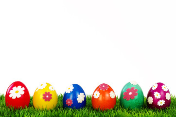 Bunte gemusterte Ostereier im Gras