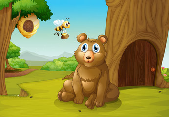 Ein Bär und eine Biene in der Nähe eines Baumhauses