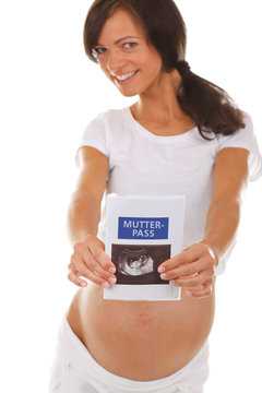 Glückliche schwangere Frau mit Ultraschallbild und Mutterpaß