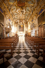 Obraz premium intyerieur d'église corse (sainte croix à Bastia)
