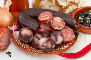 smoked sausages with onion, olives and bread