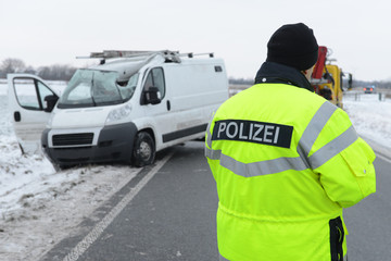 Polizist an Unfallstelle