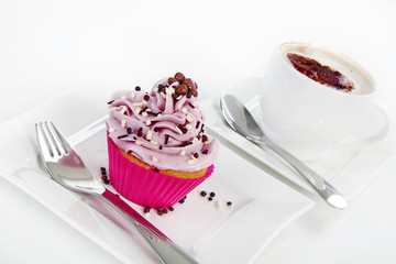 Cupcake auf Teller mit Kaffee
