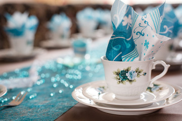 Table decoration in white and .turquoise for coffee