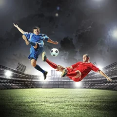 Möbelaufkleber zwei Fußballspieler, die den Ball schlagen © Sergey Nivens