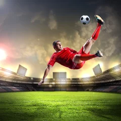 Poster Im Rahmen Fußballspieler, der den Ball schlägt © Sergey Nivens