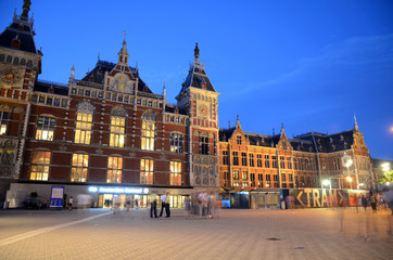 Fototapeta na wymiar Dworzec Centralny w Amsterdamie, Holandia.