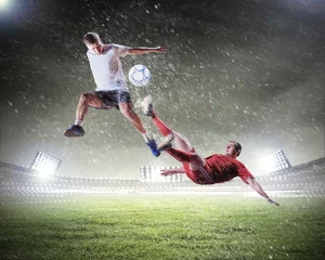 Wandcirkels tuinposter twee voetballers die de bal slaan © Sergey Nivens
