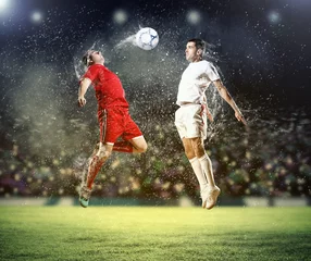 Poster Im Rahmen zwei Fußballspieler, die den Ball schlagen © Sergey Nivens