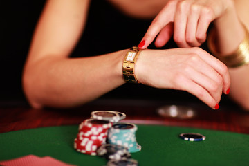 Pokerspielerin mit Uhr