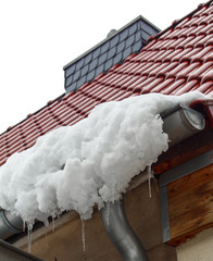 im Winter liegen Eis und Schnee auf einem Hartdach