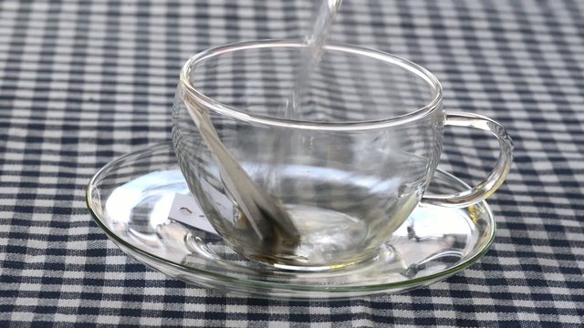 Tee aufgiessen