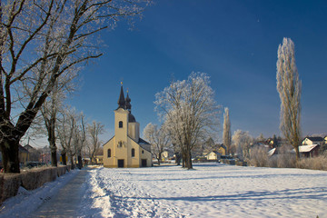 Fototapeta na wymiar Idylliczne zimowy - Kościół w śniegu