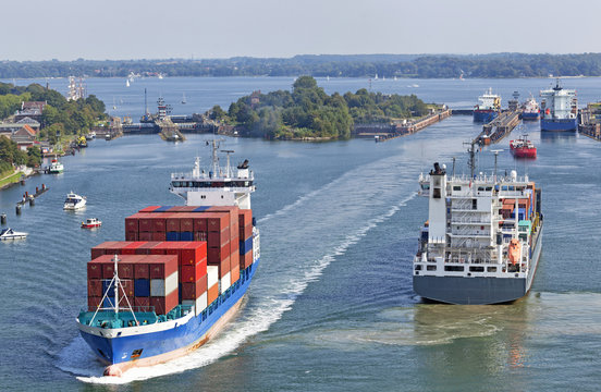 Containerschiff auf dem Nord-Ostsee-Kanal bei Kiel, Deutschland