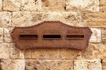 vecchia cassetta delle lettere su muro di pietra