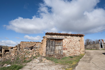 Fototapeta na wymiar Stare kamienne domy w San Millan de Lara, prowincji Burgos, Hiszpania.