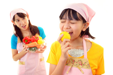 レモンを食べる女の子