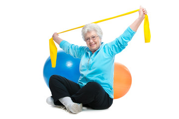 Seniorin im Fitnesscenter