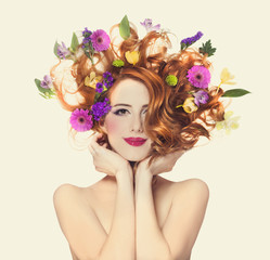 Obraz premium Piękna rudzielec dziewczyna z kwiatami odizolowywającymi.