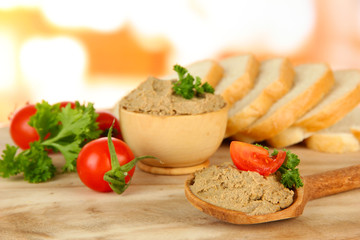 Composition of fresh pate, tomatoes and bread,