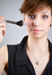 Frau mit Makeup Pinsel