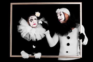 Ein trauriger Clown wird getröstet