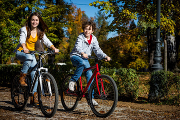 Fototapeta na wymiar Miejskie biking - nastolatki jazdy rowerami w mieście