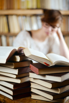 lernende Frau mit B&uuml;chern
