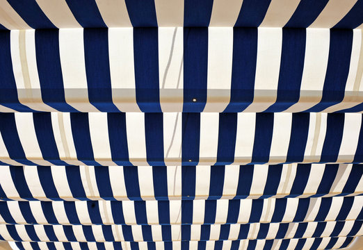 Toldo de rayas azules, verano