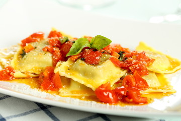 pasta italiana ravioli ripieni con salsa di pomodoro
