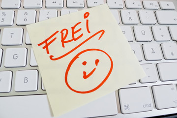 Notiz auf Computer Tastatur: Frei