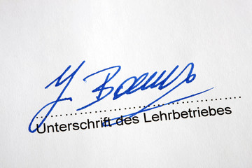  Unterschreiben eines Ausbildungsvertrages durch d