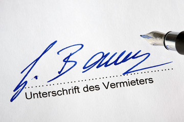  Unterschreiben eines Mietvertrags durch den Vermi