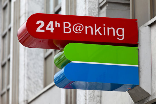 Schild eines Bankomaten Geldautomaten