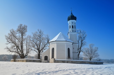 Fototapeta na wymiar Kirche im Winter