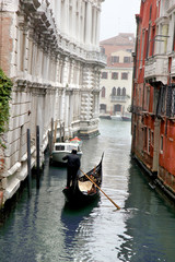 Fototapeta na wymiar Wenecja z gondole na kanale w Włoszech