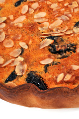 Gros plan sur une tarte bourdaloue aux pruneaux