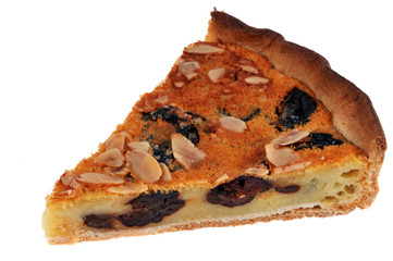 Part de tarte bourdaloue aux pruneaux et amandes