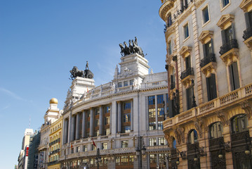 Fototapeta na wymiar Historyczne budynki z frontami koronki Madrytu