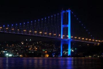 Fototapeta na wymiar Bosphorus Bridge wieczorem z niebieskimi światłami kolorowych