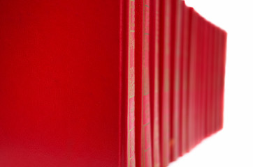 alignement de livres rouges